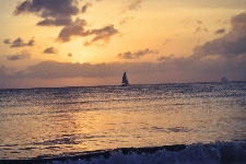 Bateau sur le coucher de soleil
