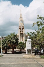 L'église et le buste de Victor Schoelcher