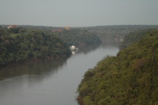 Vue du pont de la fraternité (Gauche : Argentine, Fond : Paraguay, Droite : Brésil)
